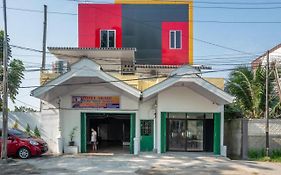 RedDoorz near Manhattan Times Square Medan 2